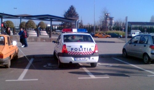 Acest politist a ocupat cu buna stiinta doua locuri de parcare