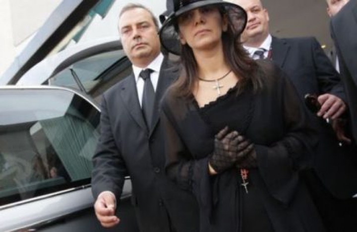 Vaduva milionarului a fost flancata permanent de bodyguarzi