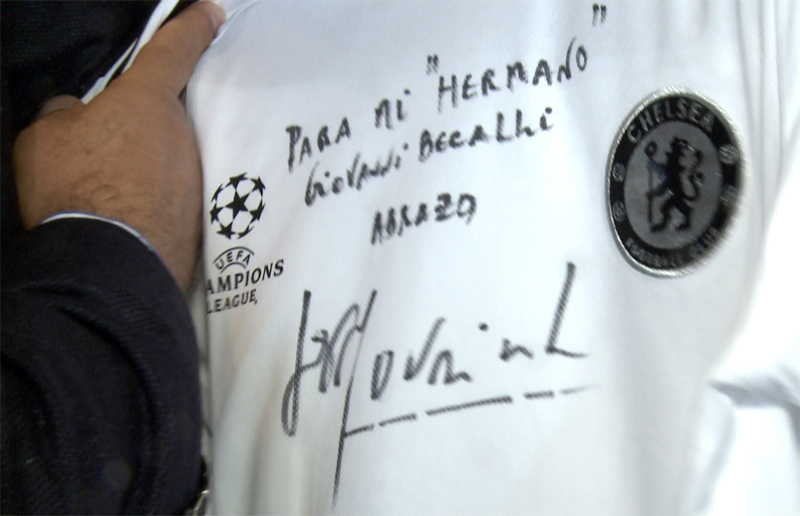 Acesta este tricoul cu mesaj pe care l-a primit Giovani Becali de la Mourinho