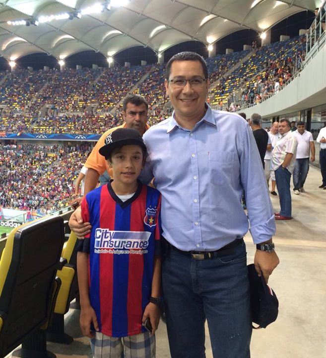 Victor Ponta a fost prezent la meciul dintre Steaua si Ludogorets Razgard alaturi de fiul sau