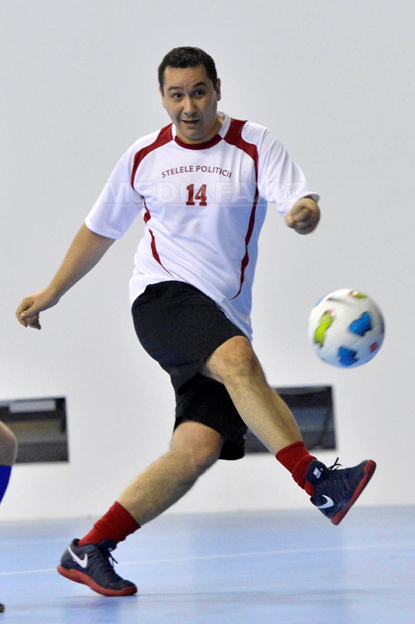 Premierul se pricepe la fotbal, jucand chiar si in meciul