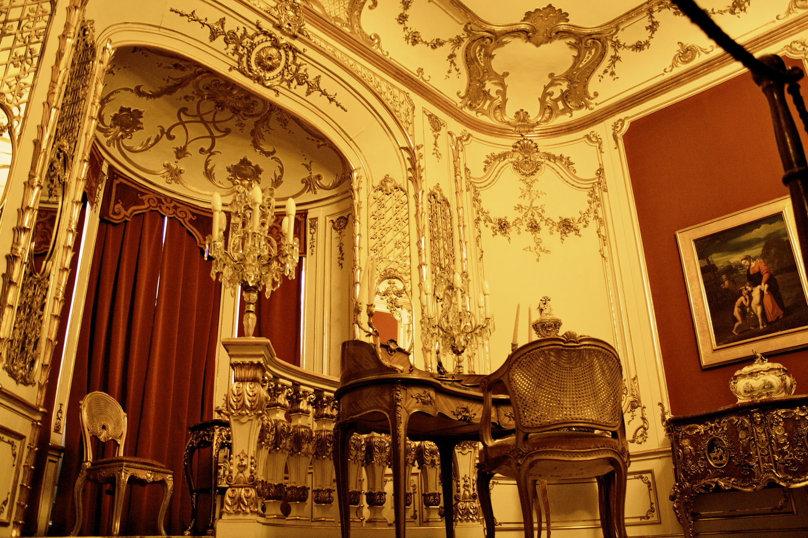 Interiorul Castelului Peles degaja istorie pura