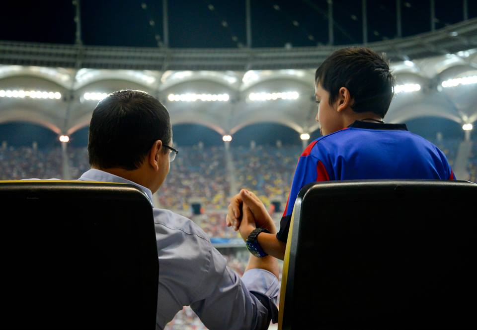 Premierul si fiul sau traiesc la intensitate maxima emotiile meciului