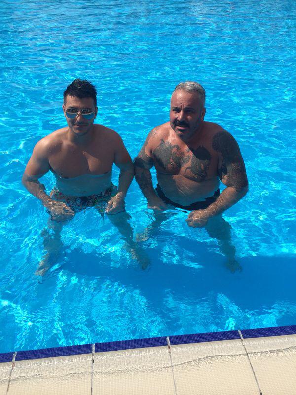 Sile se rasfata in piscina alaturi de fiul sau, Mario