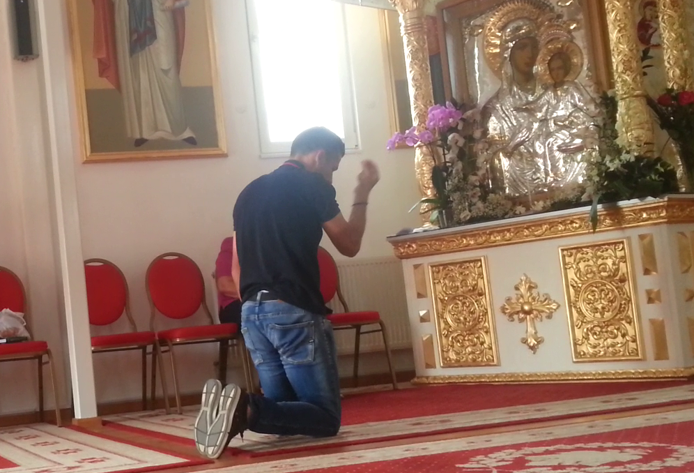 Chiar daca in biserica era extrem de cald, Galca nu a avut nicio problema si si-a dus ragaciunea la bun sfarsit