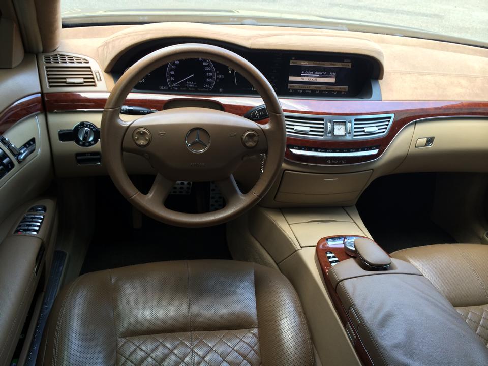 Asa arata tapiteria limuzinei condusa de Hau