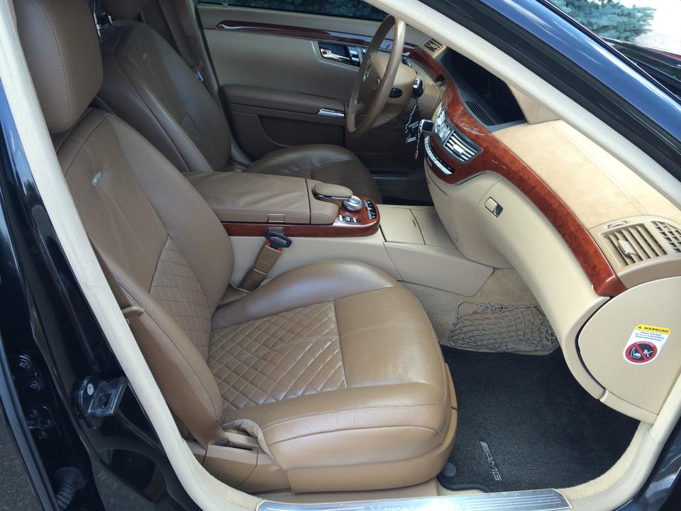 Asa arata tapiteria limuzinei condusa de Hau