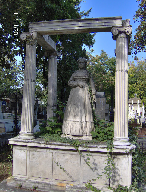 Legenda spune ca daca cineva avea sa se aseze in poala ei, persoana va ajunge sa moara sufocat