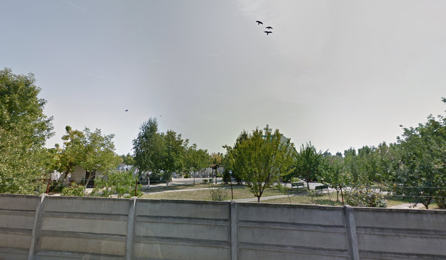 Se spune ca monumentul apartinea unei tinere care s-a sinucis in apele Dambovitei, dupa ce a fost parasit de logodnic