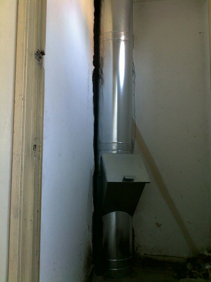 Administratorul s-a suparat pe locatari, dupa ce a gasit ghena infundata