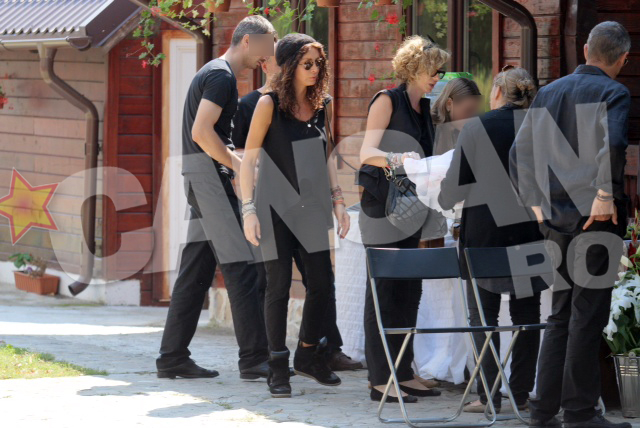 Mihaela isi ia adio astazi de la tatal sau