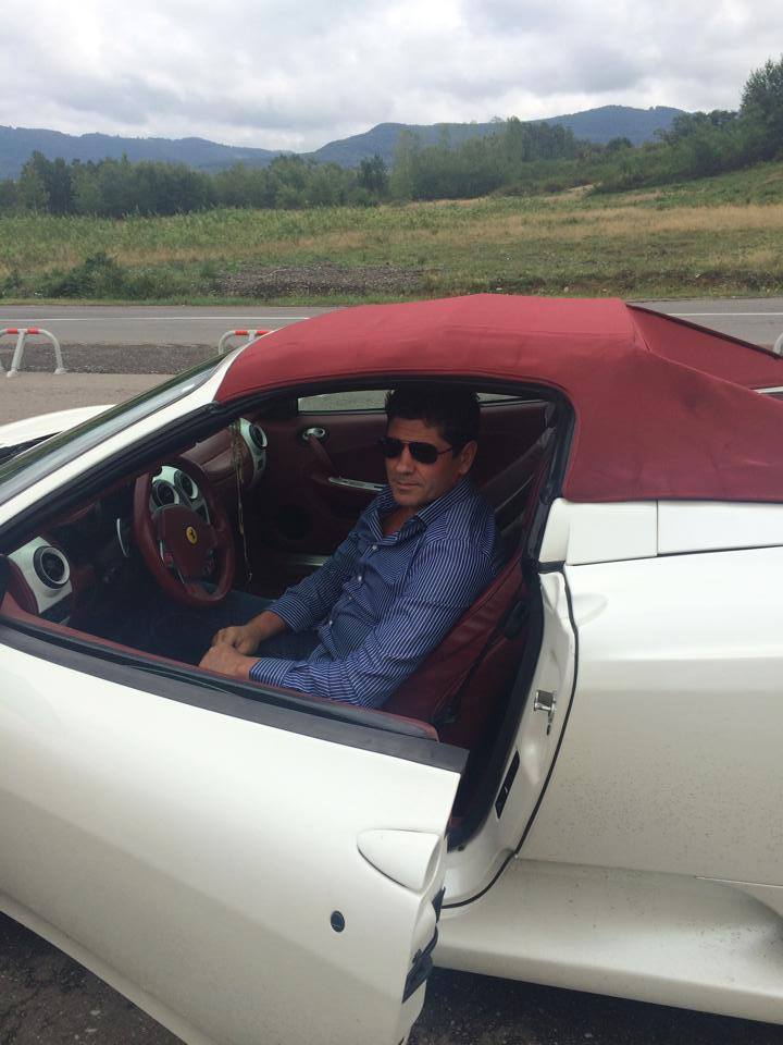 Stelian Ogica nu a ratat ocazia sa se pozeze in superbul bolid