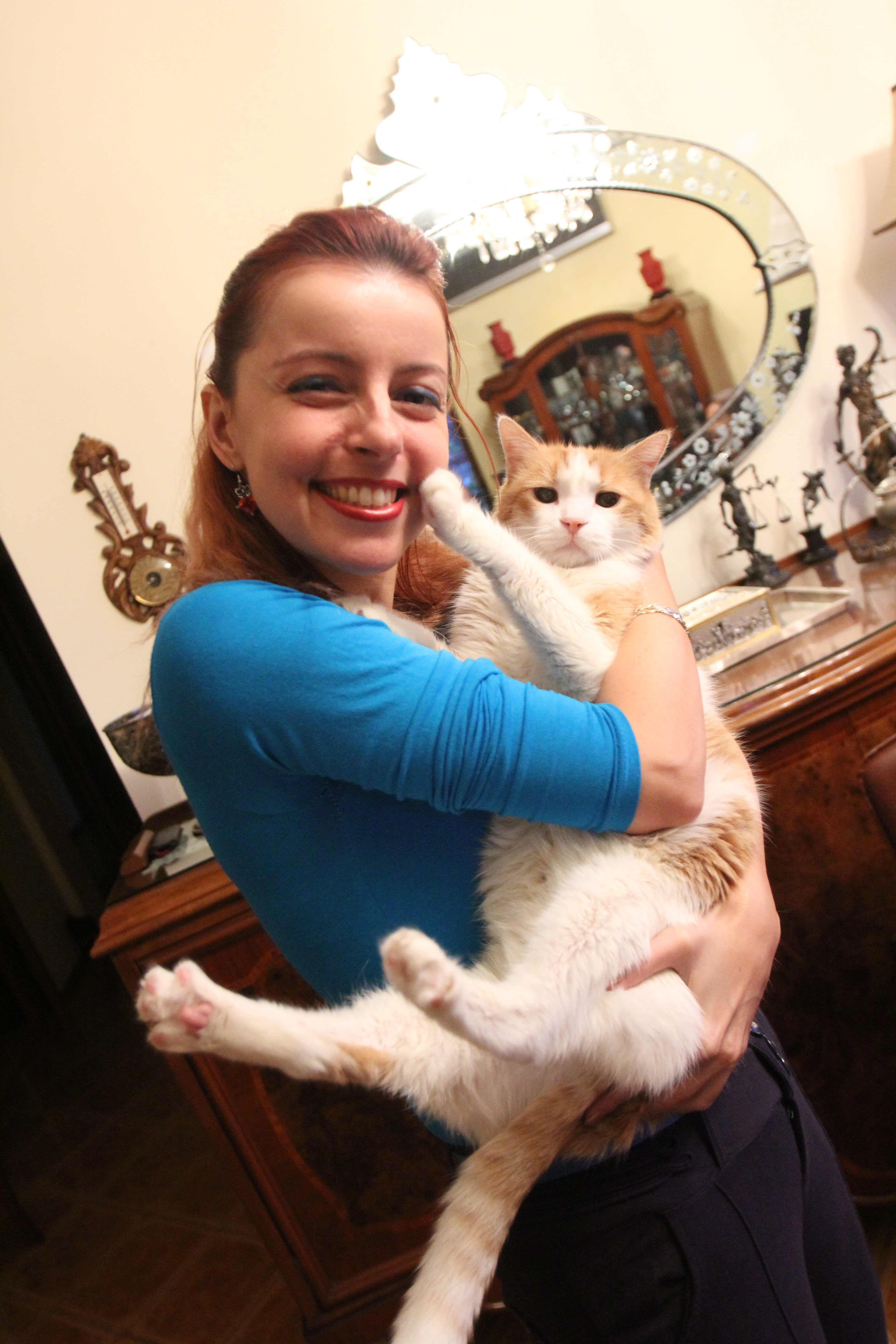 Soprana alaturi de pisica ei