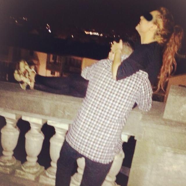 Oana pare sa se simta in al noulea cer alaturi de noul iubit