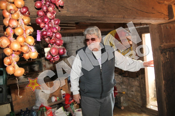 Vlas ne-a povestit ca acum se ocupa doar de gradina, gaini si curte