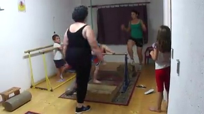 in timp ce Ileana si prietena ei se antrenau de zor, Iulian filma, iar copii asteptau randul la aparate