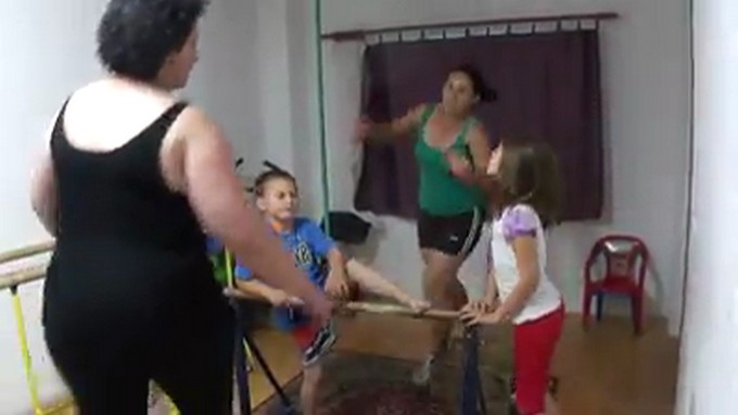 La un moment dat Ileana era sa cada de pe cutia pe care calca