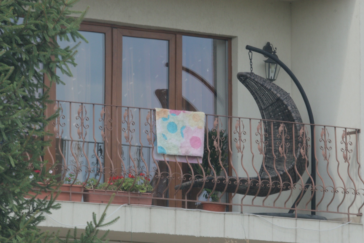 Si la balconului casei era un prosop pus la uscat