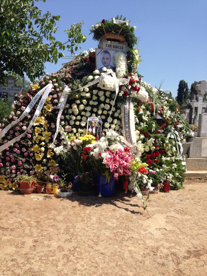 Coroanele de flori depasesc inaltimea mormantului