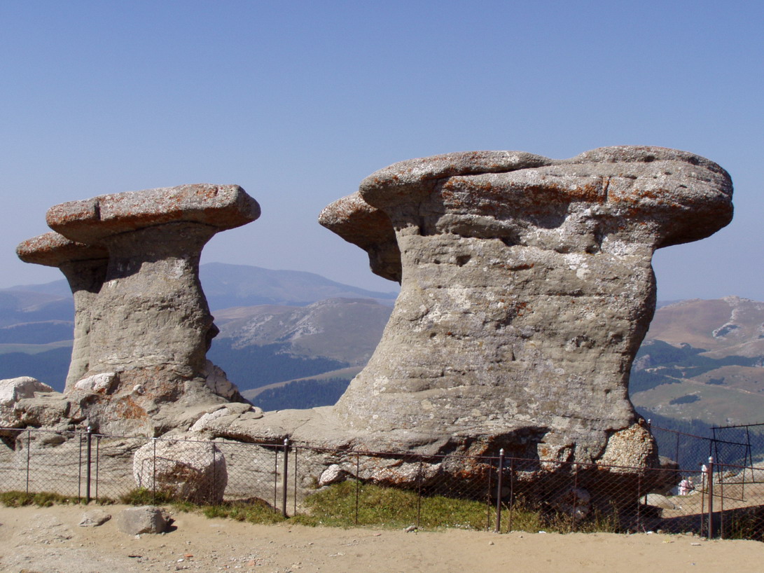 Masuratorile au relevat si ca pe crestele Bucegilor se inregistreaza un nivel foarte mare de radiatii, a caror sursa nu este cunoscuta.