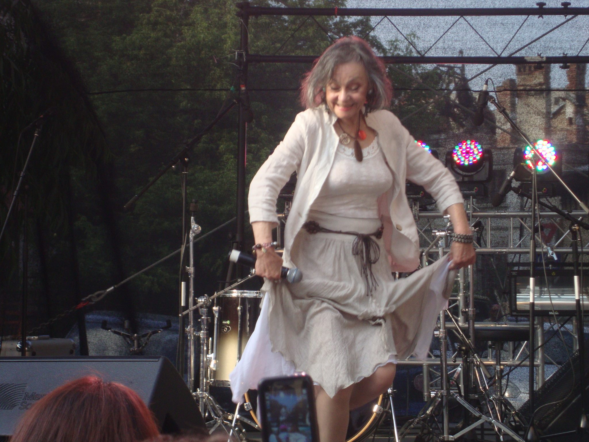 La 78 de ani, cantareata e inca in forma maxima