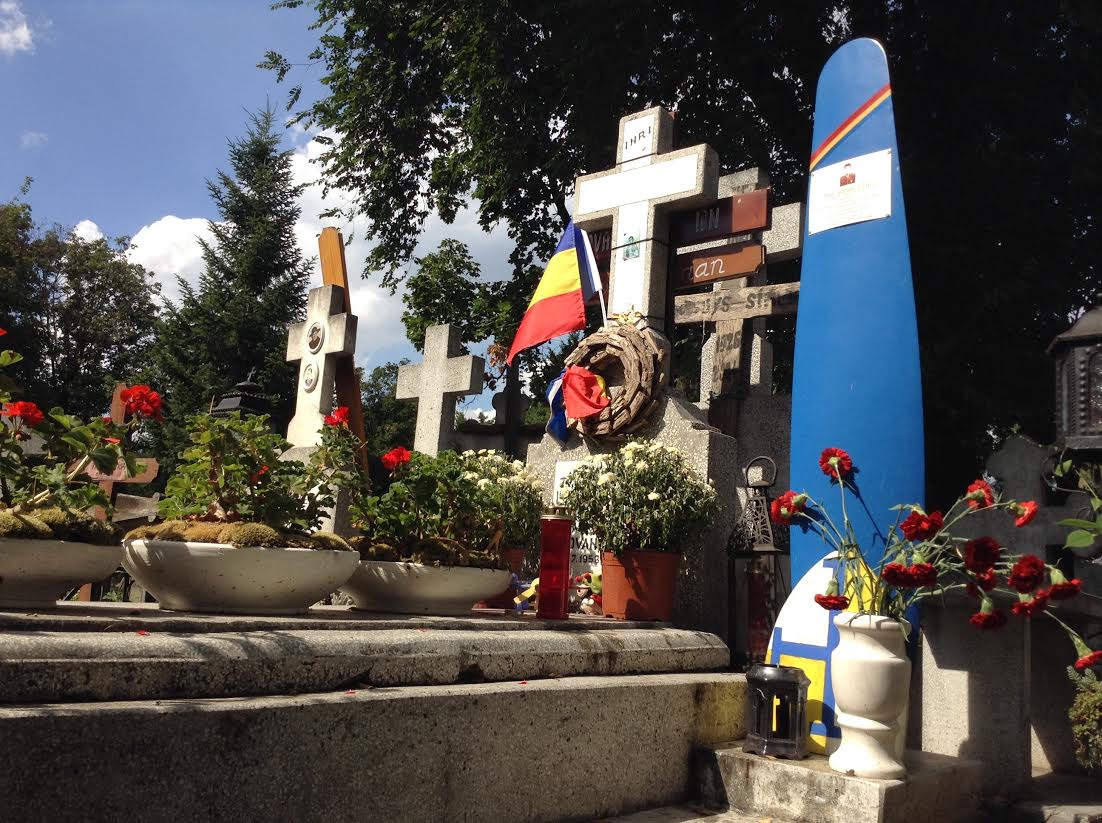 La mormantul pilotului erou sunt mereu lumanari aprinse