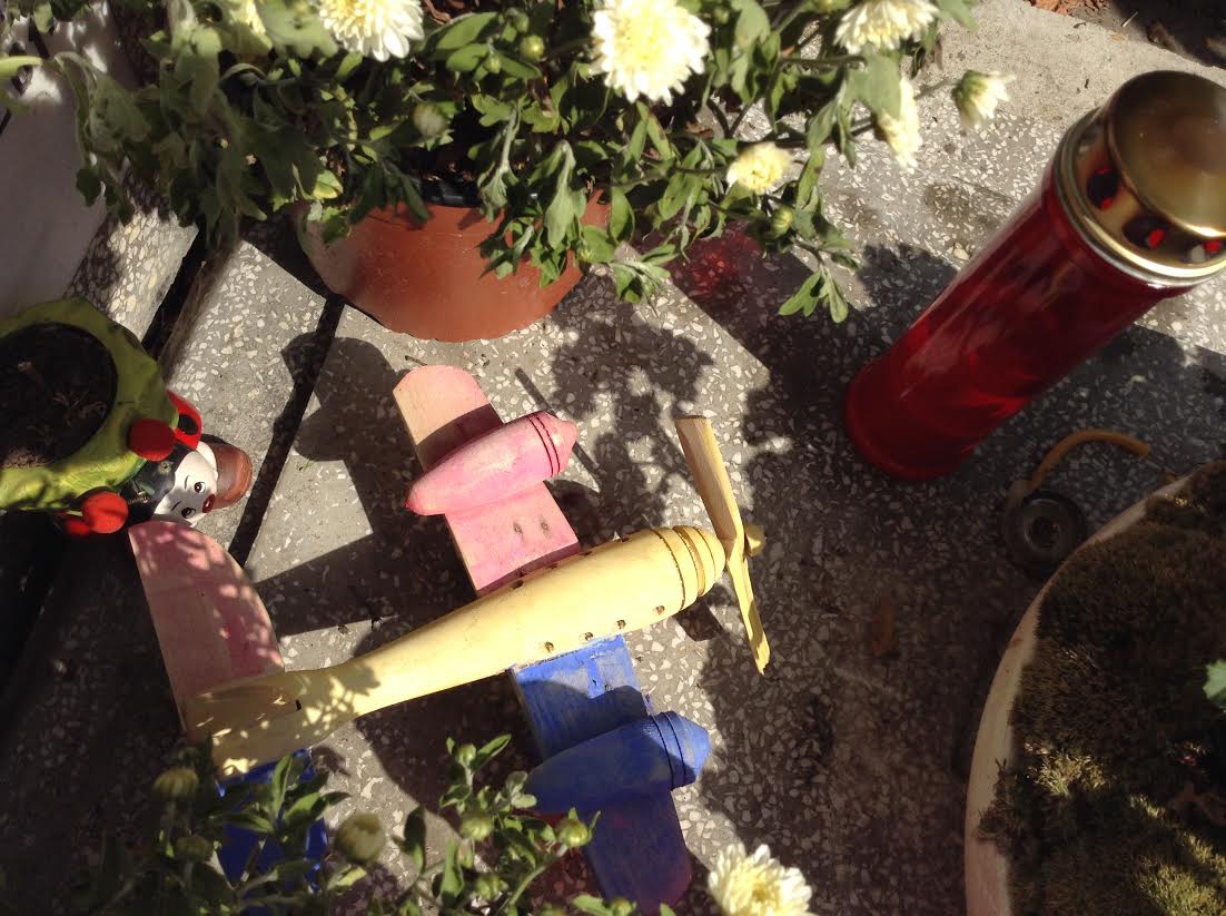 Cineva a lasat pe mormantul pilotul un avion de jucarie