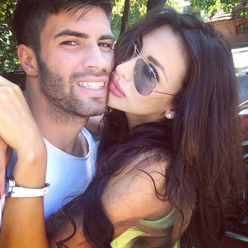 De doua luni cei doi porumbei traiesc o frumoasa poveste de dragoste