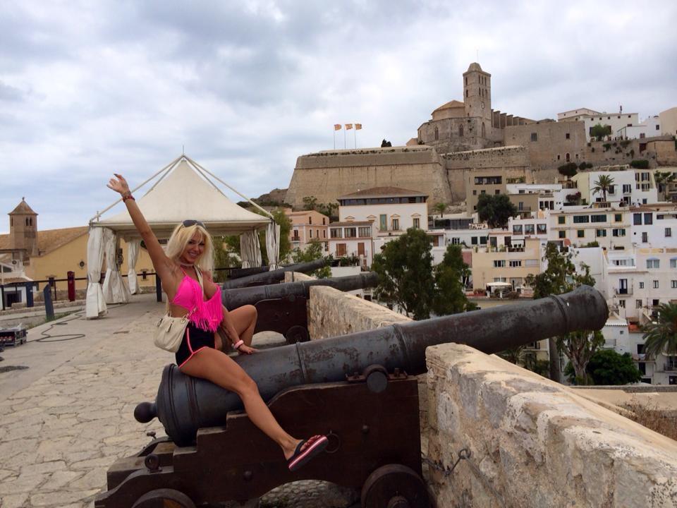 Eva Kent nu s-a putut abtine si a calarit un tun