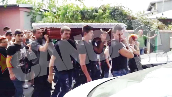 Mama tanarului a lesinat cand sicriul a fost luat pe brate de prietenii acestuia
