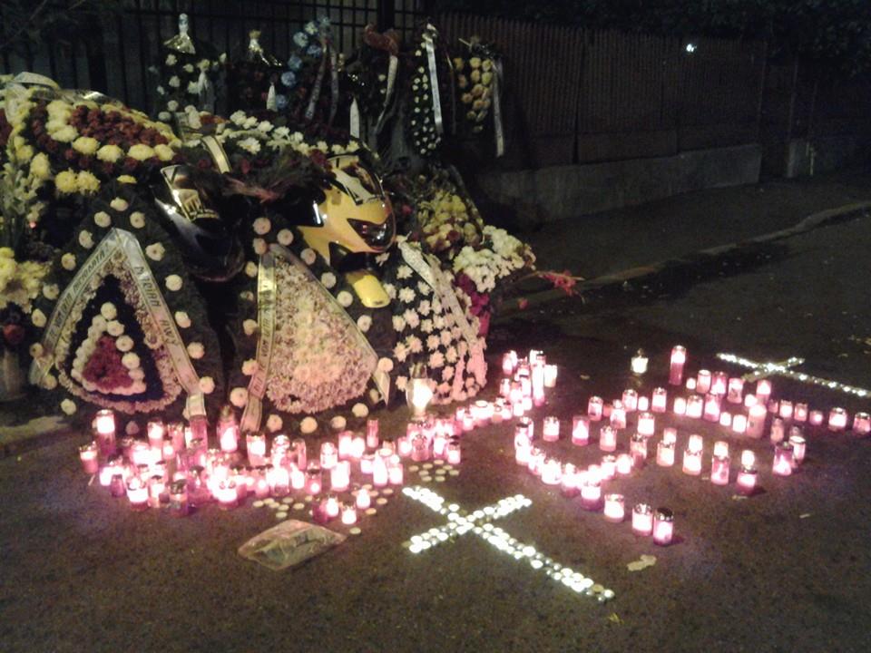 Sute de prieteni au venit sa isi ia 