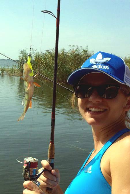 Fanii au observat ca Simona tinea ambele maini pe undita, iar in ochelari se vede cum o femeie ii face poza