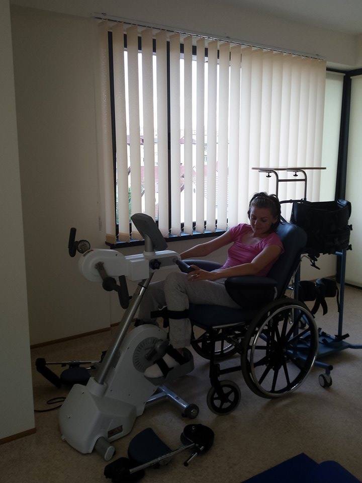 Tanara cantareata de muzica populara face imposibilul zilnic pentru a putea merge