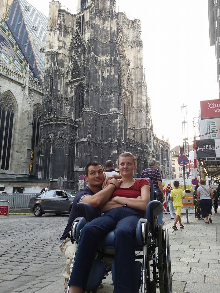 Cei doi sunt aici pentru tratamentul tinerei artiste