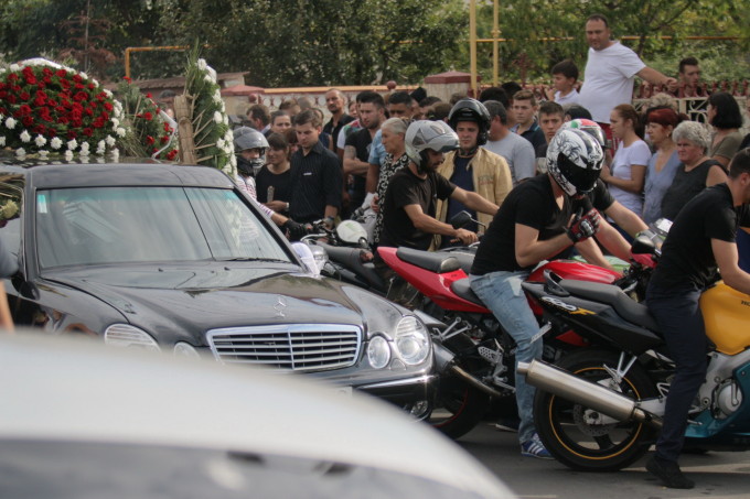 Duminica, Ady, tanarul care a murit pe loc, a fost condus pe ultimul drum