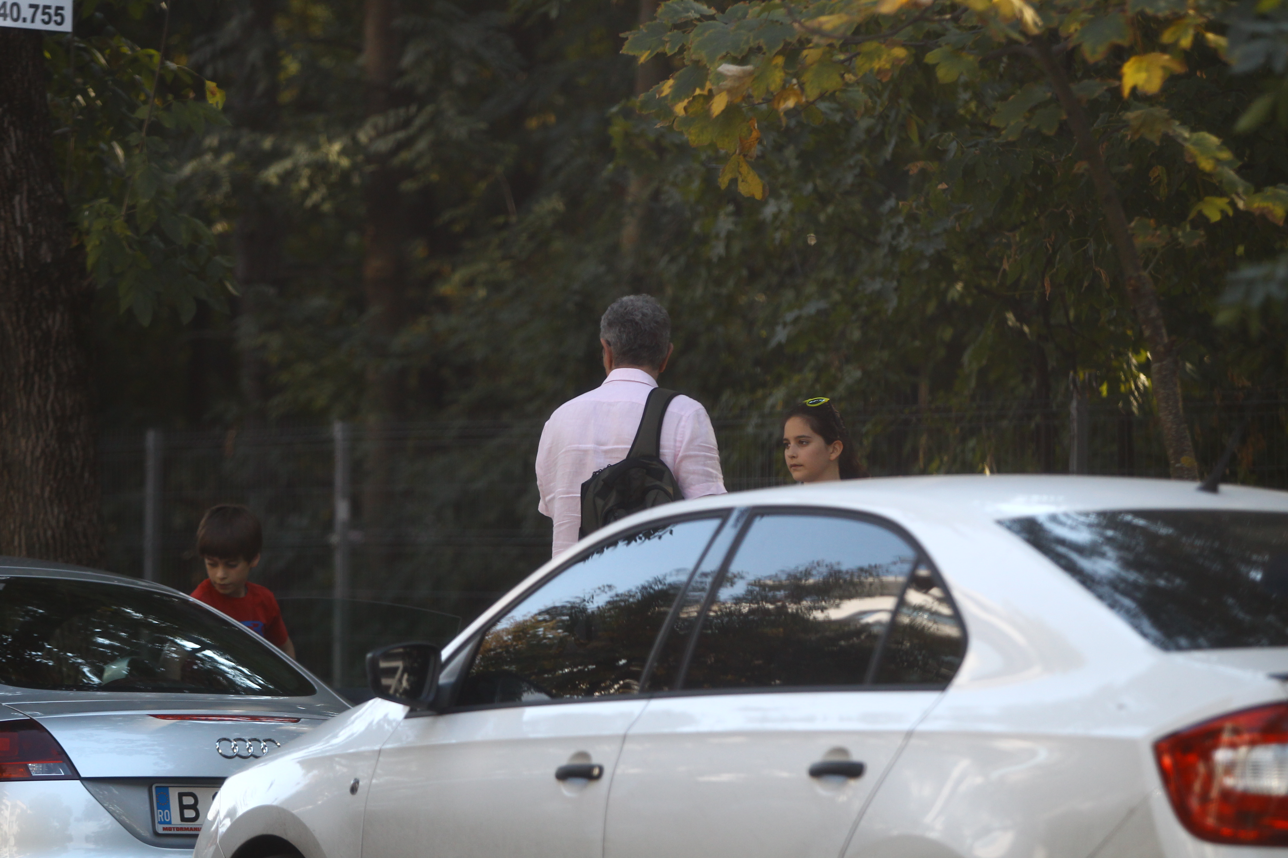 Baietelul lui Andrei Zaharescu se asigura ca tatal lui n-a uitat nimic in masina