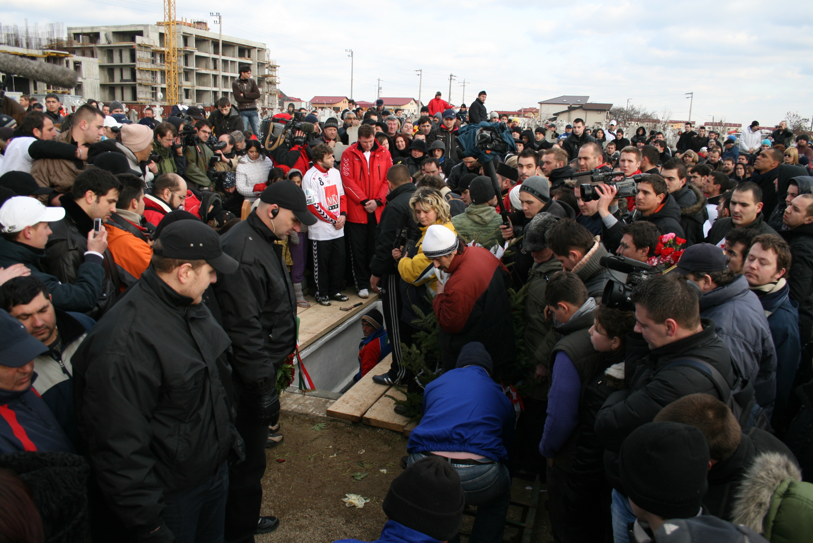 La fel ca la inmormantarea lui Marian si acum s-a strans foarte multa lume in cimitirul din Pipera
