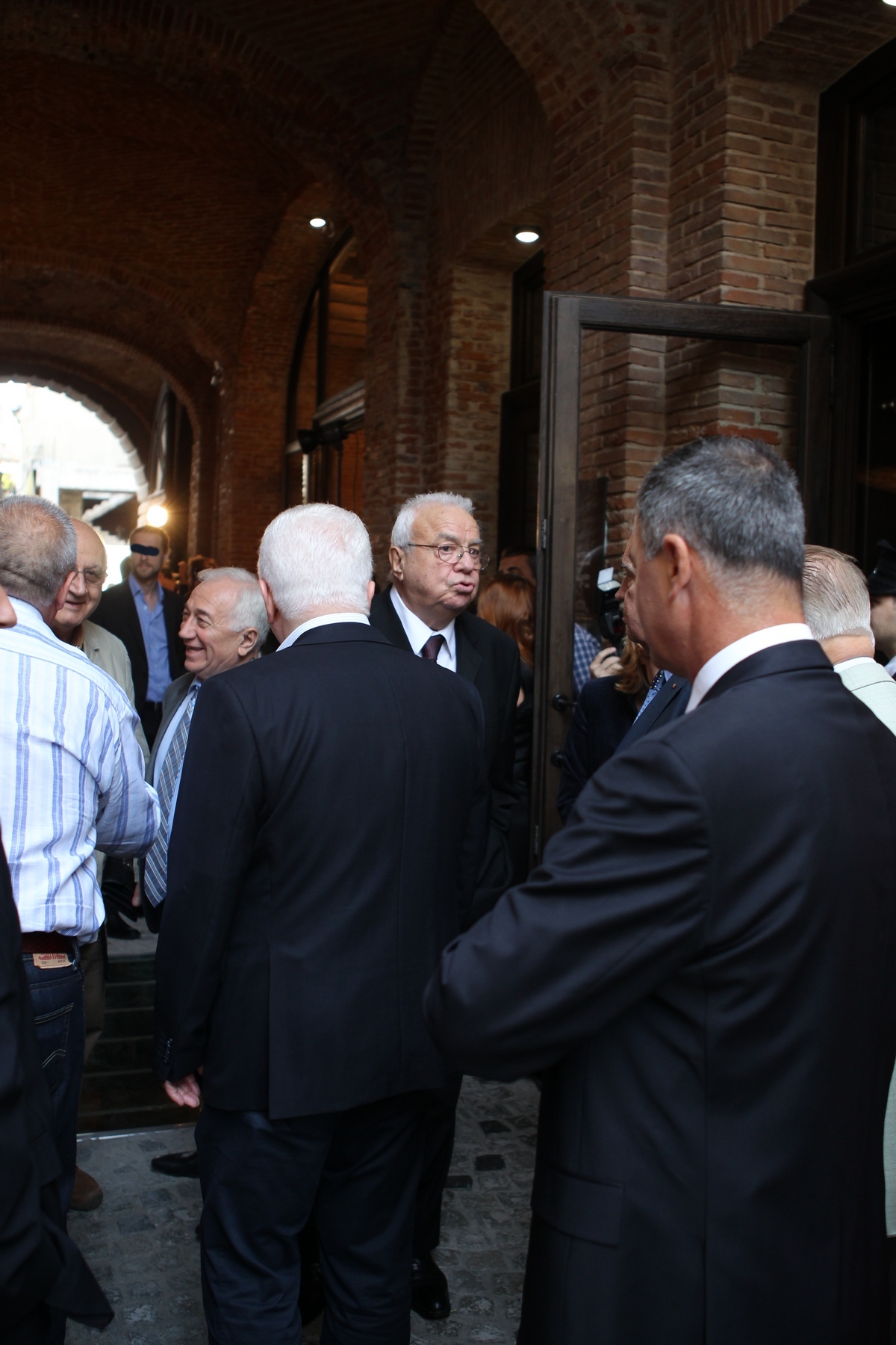 Actorul a acuzat de cand a venit la eveniment ca il doare foarte tare coloana