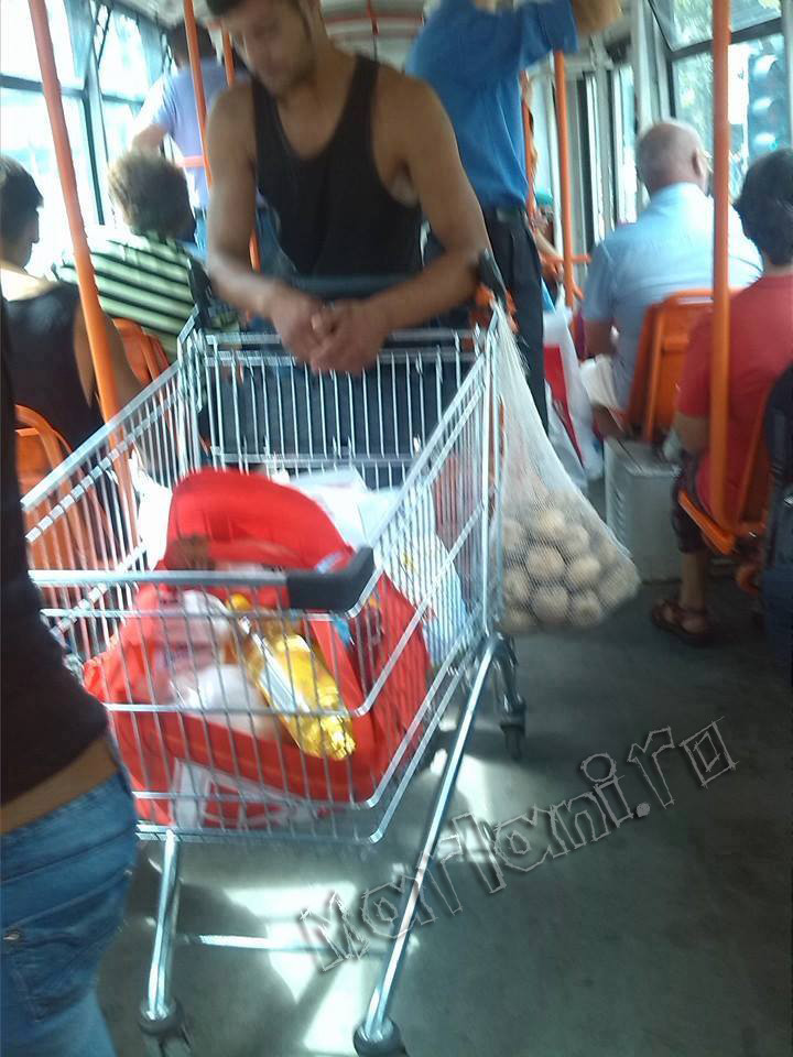 Barbatul a urcat cu un carucior de la supermarket in tramvai (sursa foto: marlani.ro)