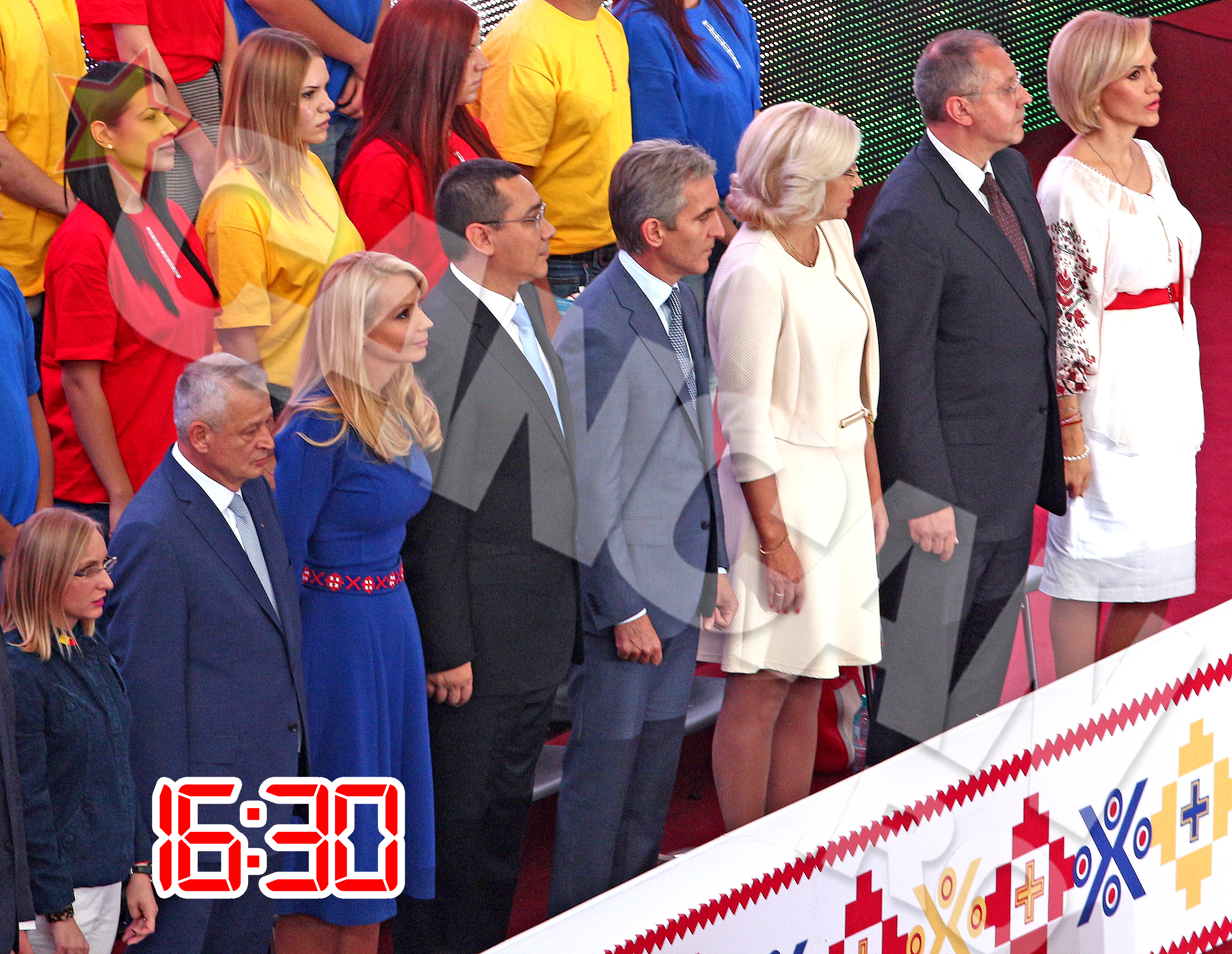 Premierul Victor Ponta si sotia lui au fost incercati de o mare emotie la intonarea imnului national