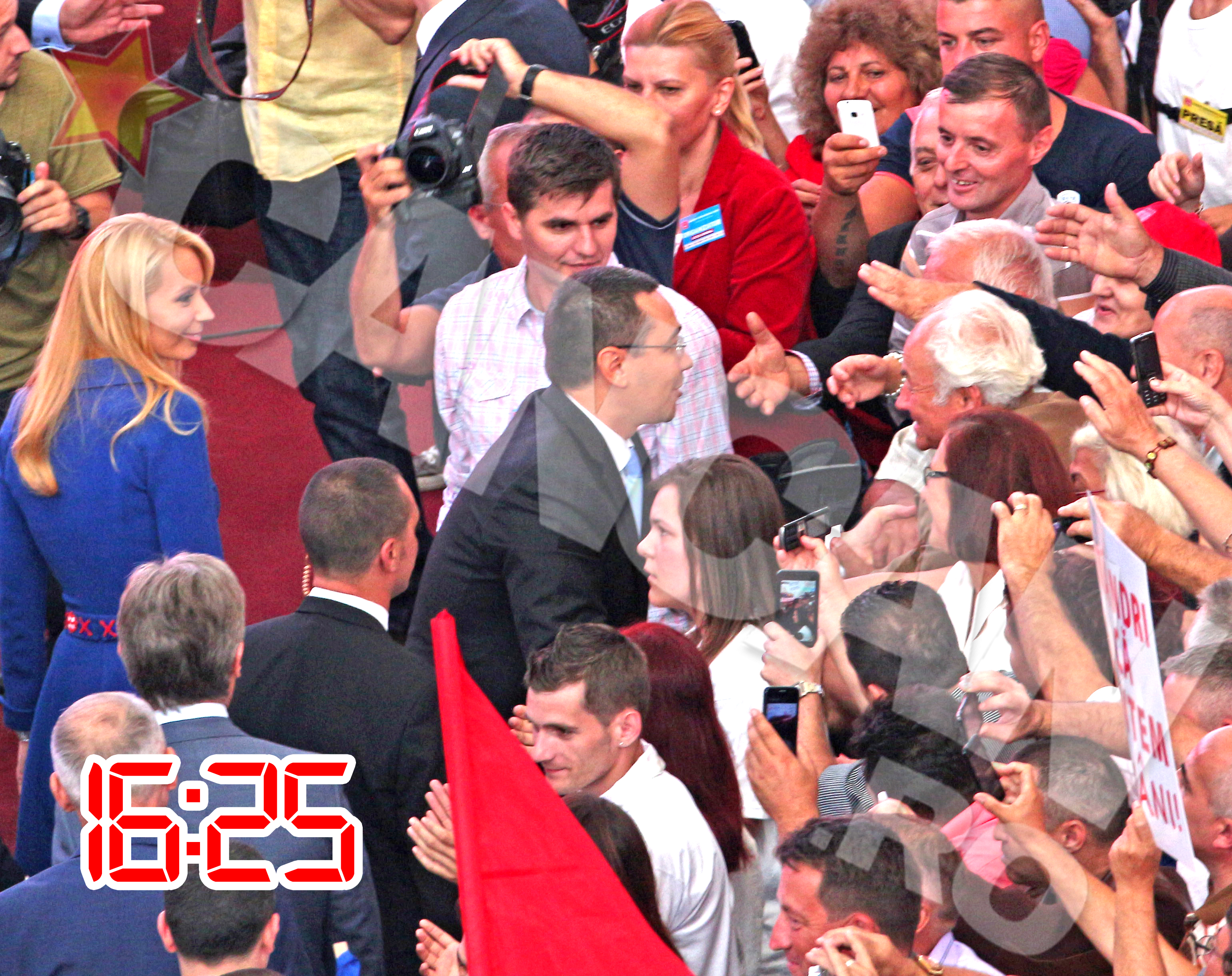 Victor Ponta a urcat pe scena in aplauzele a peste 70.000 de romani