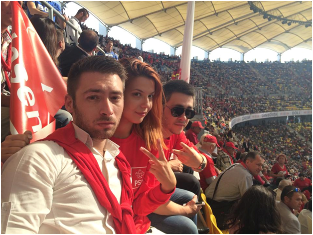 Tinerii se lauda pe Facebook cu poze de la lansarea lui Victor Ponta