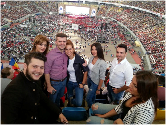 FOTO: Tinerii se lauda pe Facebook cu poze de la lansarea lui Victor Ponta