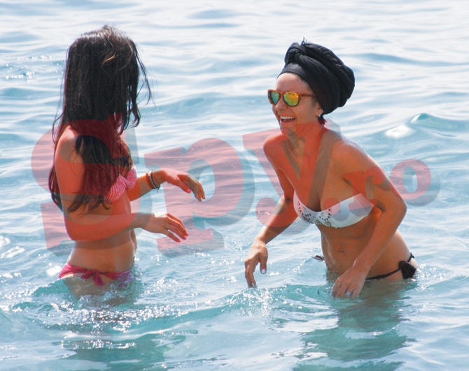 Giulia si fina s-a s-au ascuns in mare sa stea un pic ca fetele la taclale
