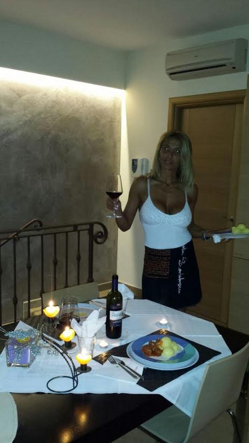 Felicia Tuca si-a dat invitatii pe spate cu preparatele, dar si cu tinuta extrem de sexy din bucatarie