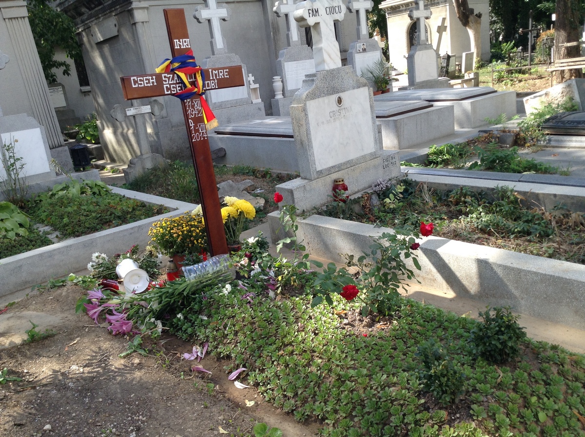 Familia maestrului are mereu grija ca la capataiul cascadorului sa fie mereu lumanari aprinse si flori proaspete