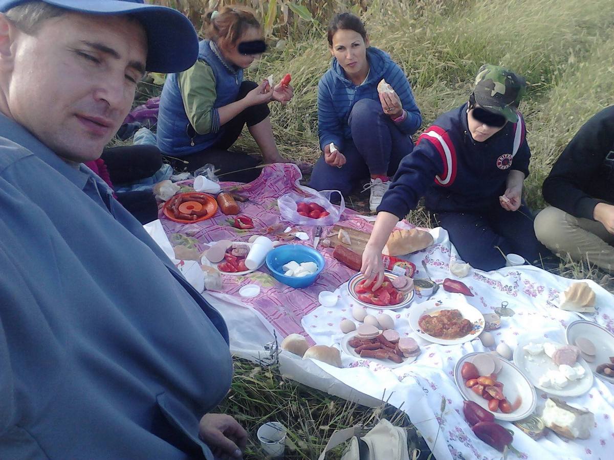 In timp ce toata lumea lua masa, Iulian facea poze