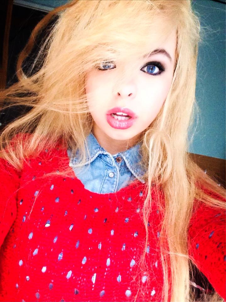 Sabrina suceste toate capetele pe strada datorita asemenarii cu papusa Barbie