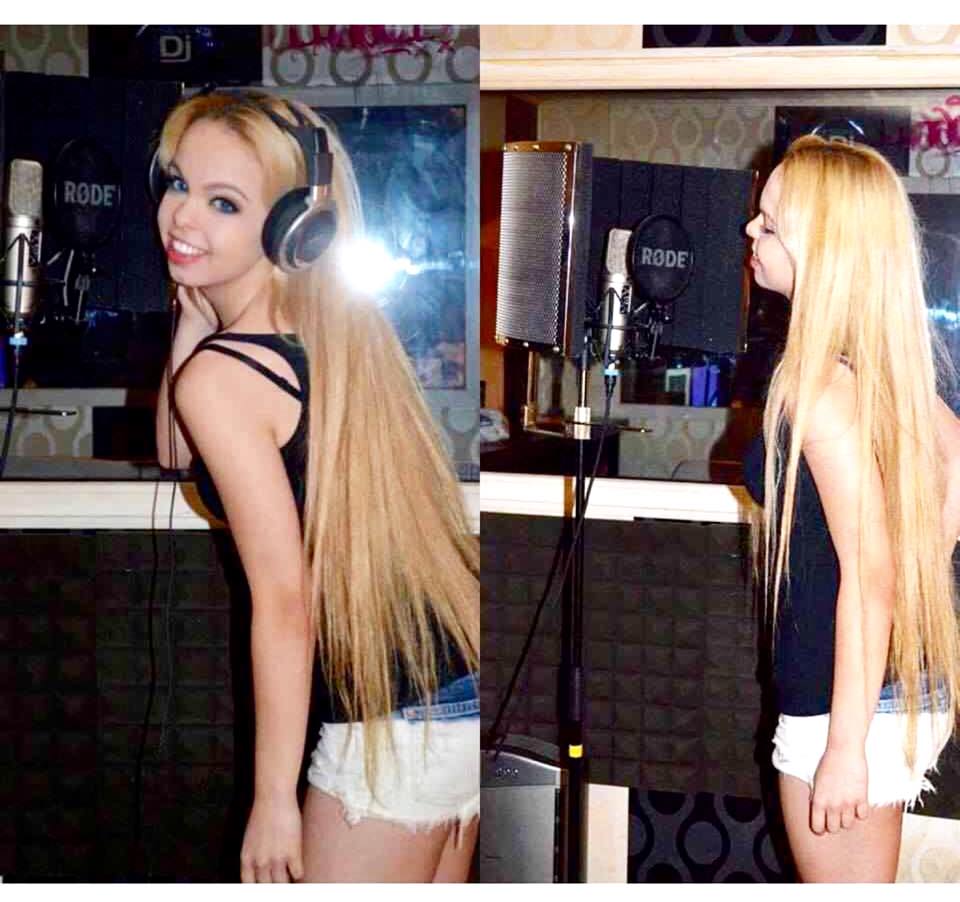 Sabrina s-a apucat de cantat