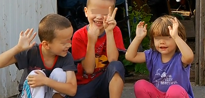 Cei trei copii au de acum un acoperis deasupra capului